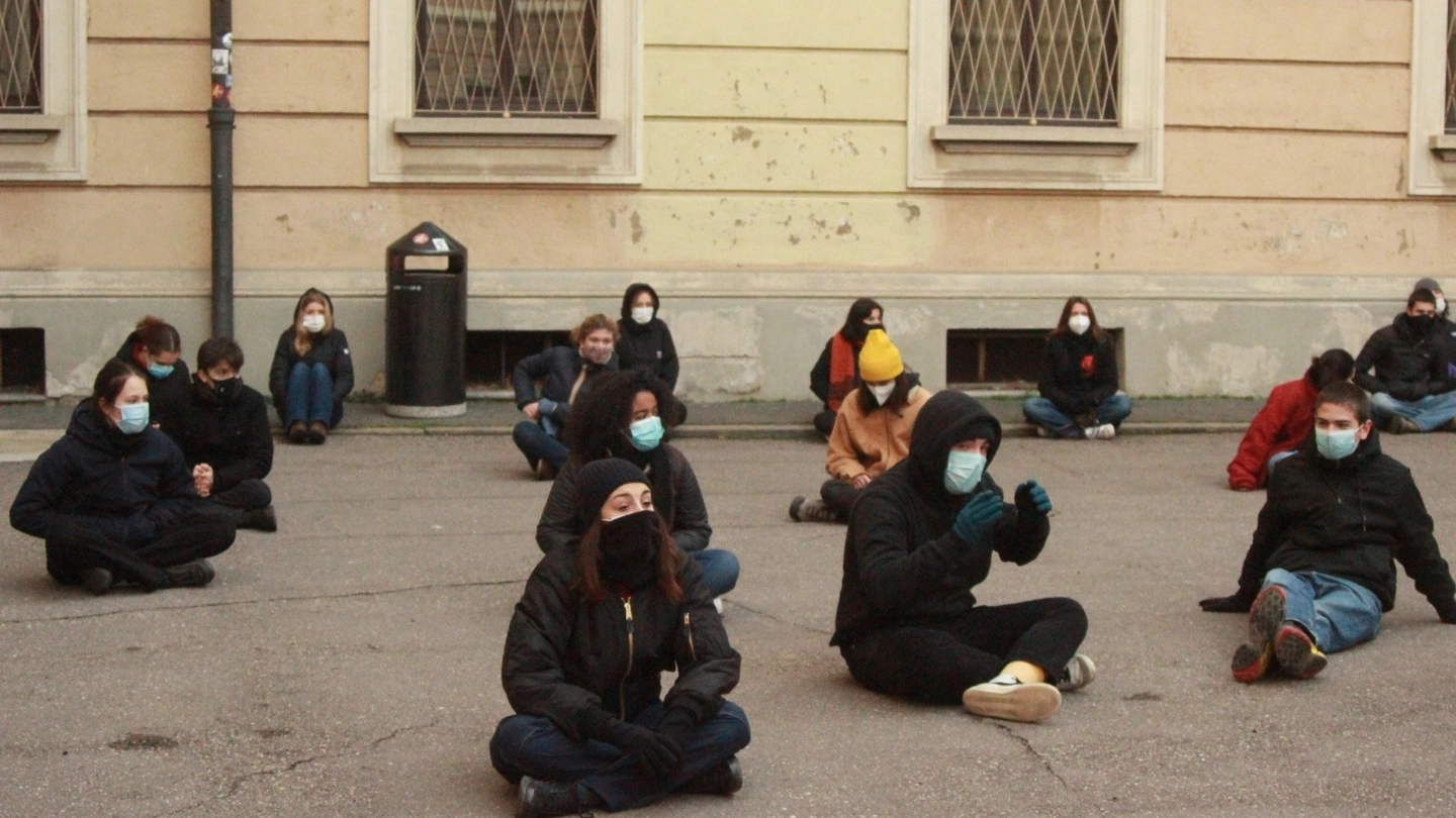 La recente protesta degli studenti del liceo Manzoni di Milano