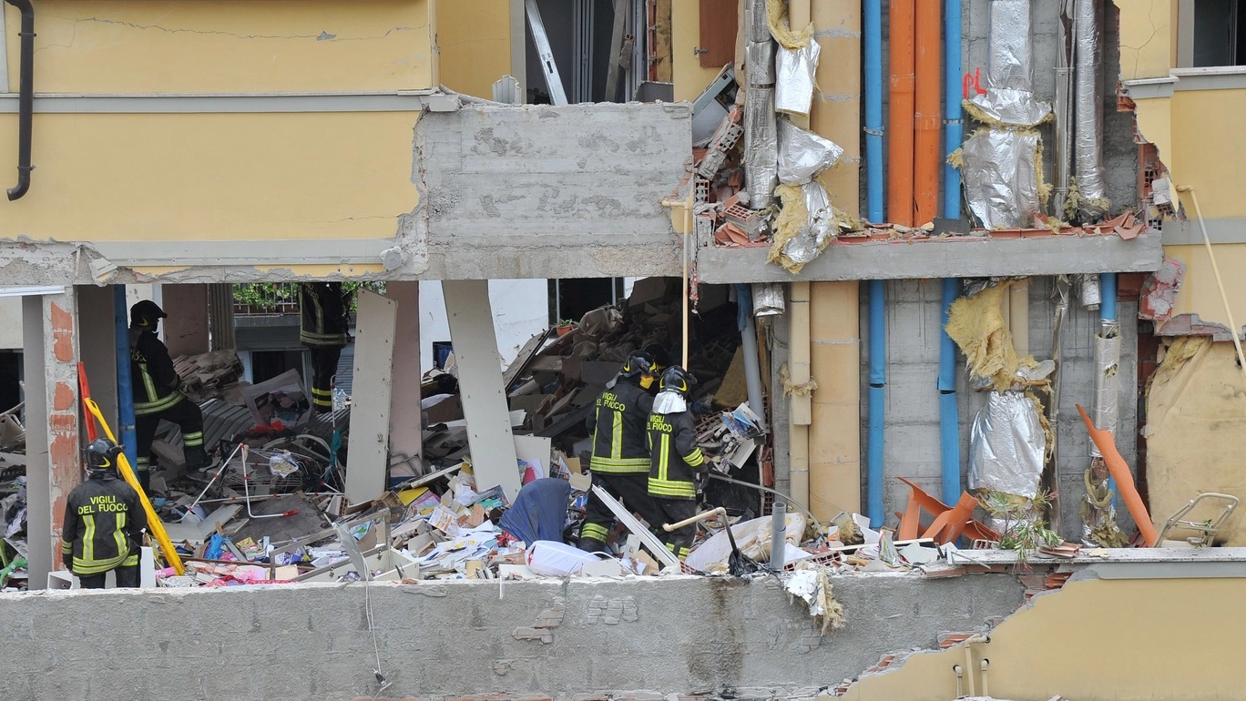 La palazzina distrutta dall'esplosione in via Brioschi 