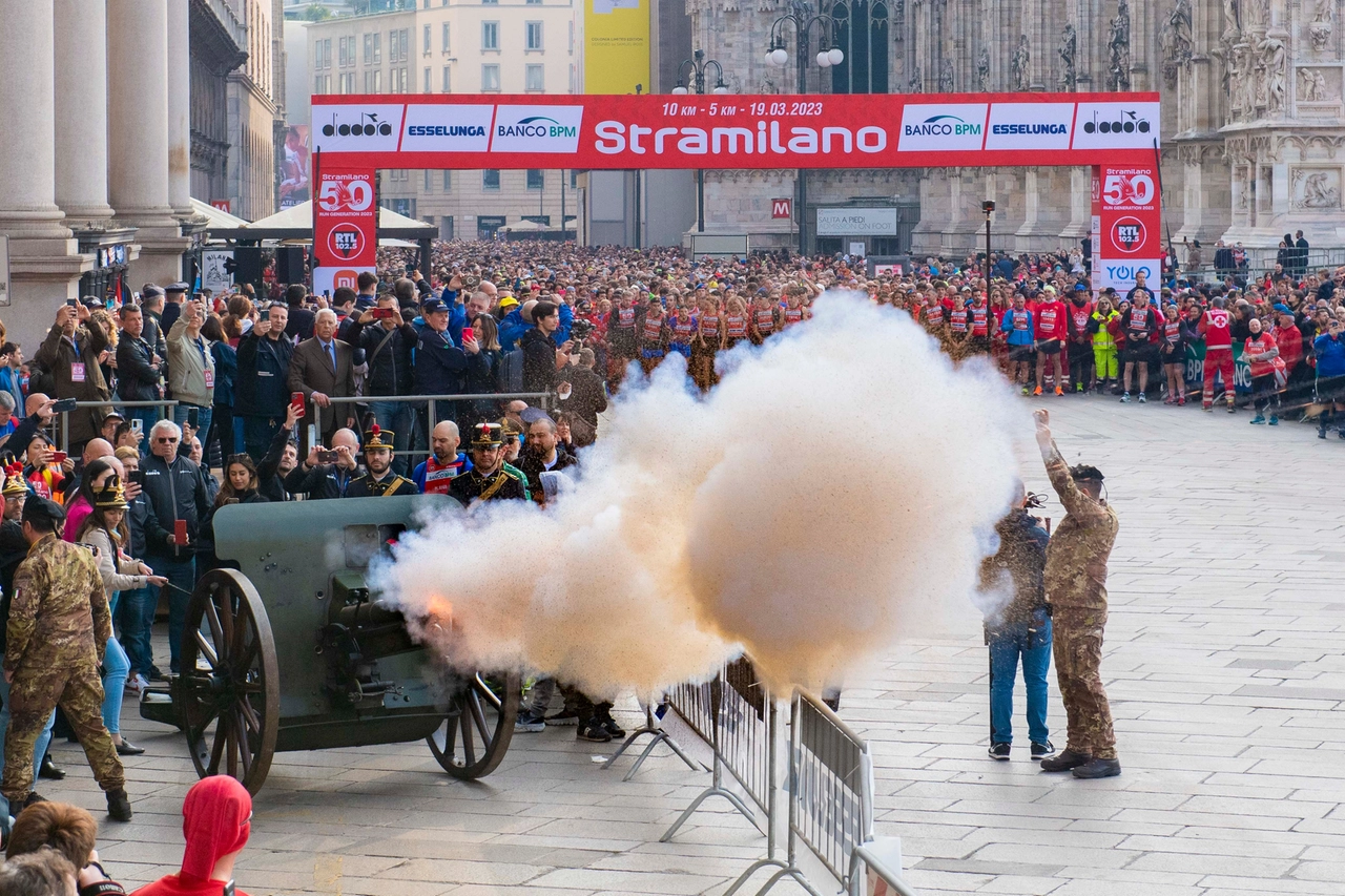Il colpo di cannone che dà il via alla cinquantesima Stramilano