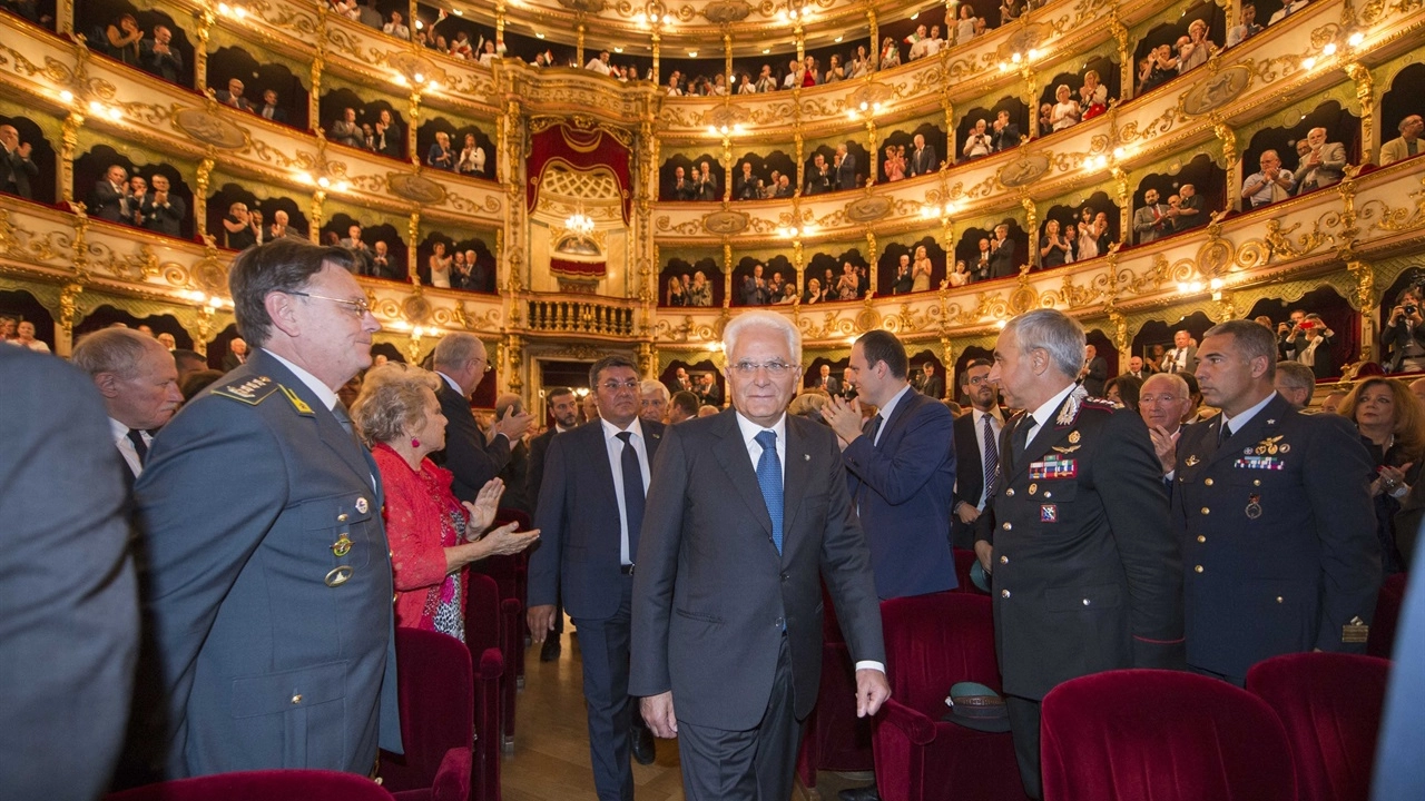 Il presidente della Repubblica accolto da applausi. Assenti al Teatro Grande i sindaci della Lega Nord per protesta contro la linea del presidente sulla crisi migratoria