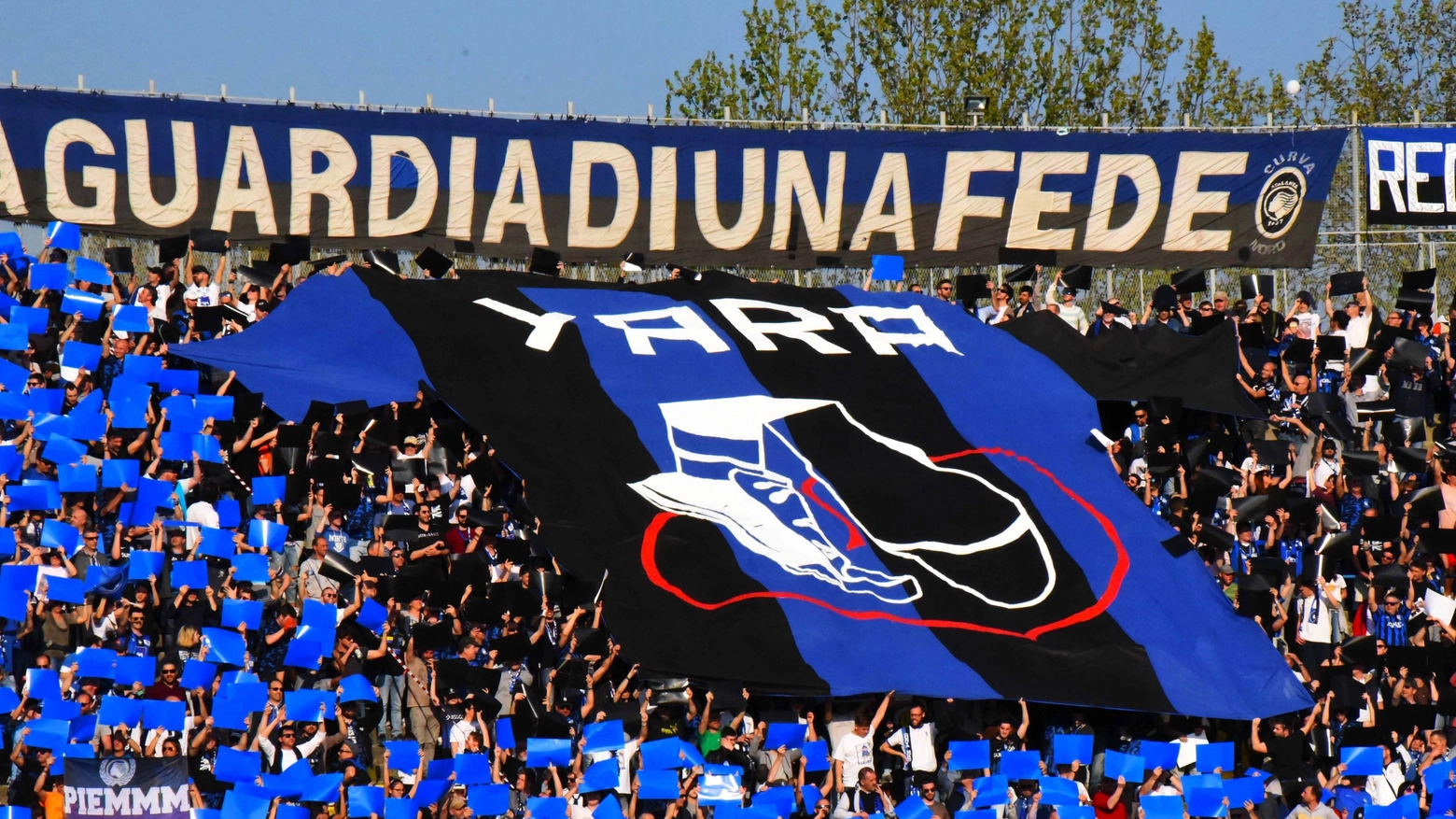 Lo striscione per Yara esposto in curva Nord