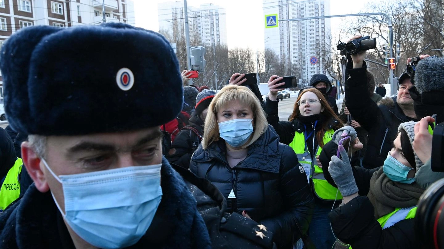 La folla fuori dal nuovo processo per Navalny iniziato ieri
