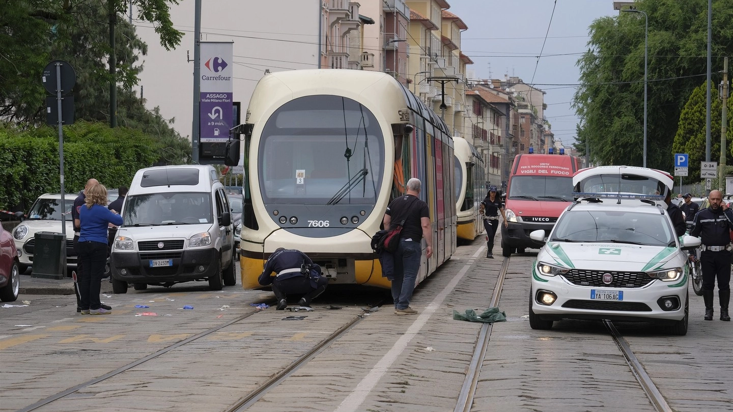 L'incidente fra tram e scooter in via Montegani (Newpress)