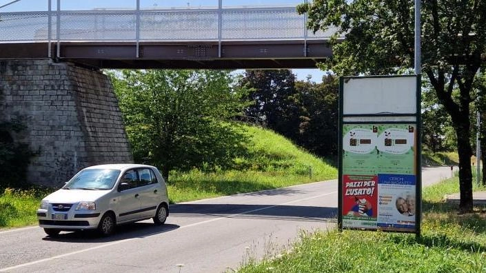 Riapre il ponte ciclopedonale. Ora è in acciaio