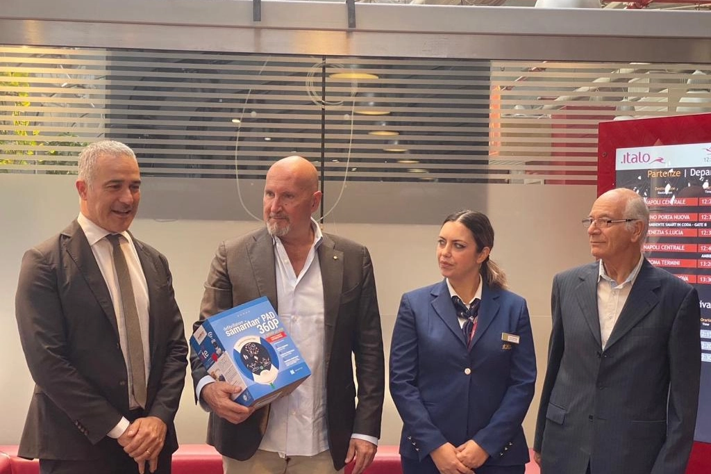 Rolando con la capotreno Antonella e il defibrillatore donato