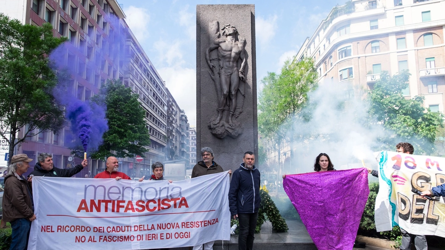Manifestazione antifascista a Milano (Lapresse)