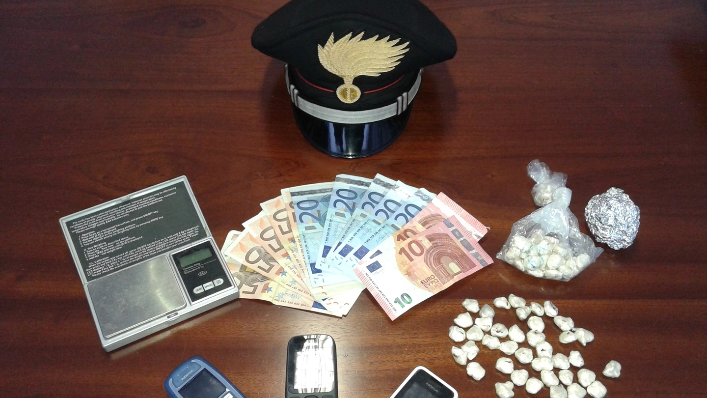 La droga, il denaro e i telefonini sequestrati dai carabinieri