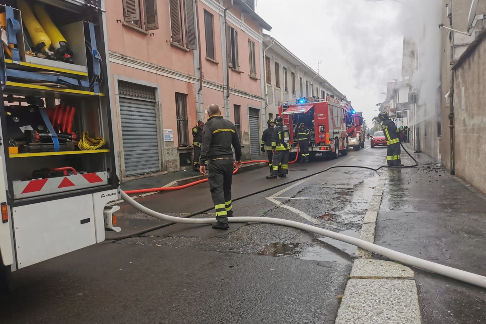 L'intervento dei vigili del fuoco a Legnano