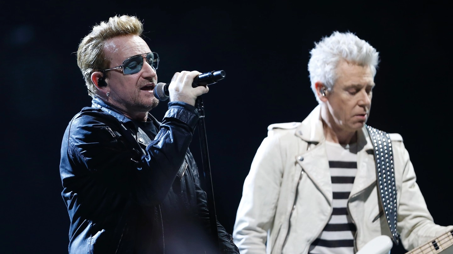 Gli U2 in concerto a Parigi (foto Afp)