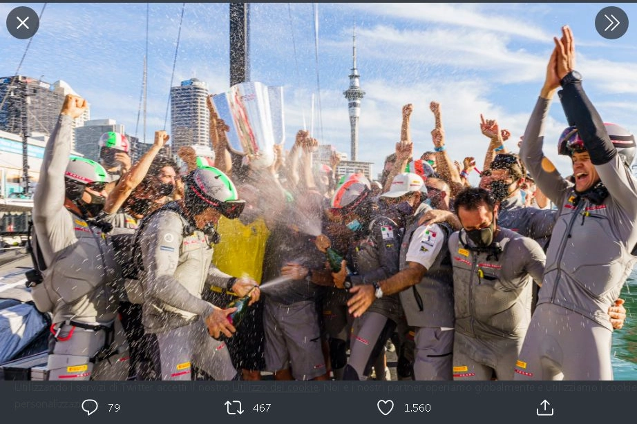L'equipaggio di Luna Rossa festeggia la vittoria della Prada Cup (Twitter)