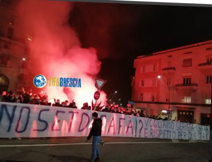 Brescia, duecento tifosi in strada contro Cellino