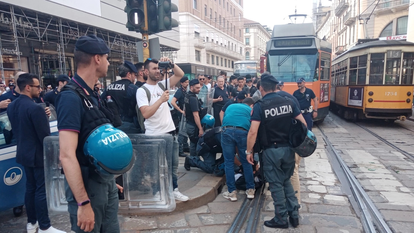 L’intervento della polizia a pochi passi da piazza Duomo tra i fan di Rondo da Sosa