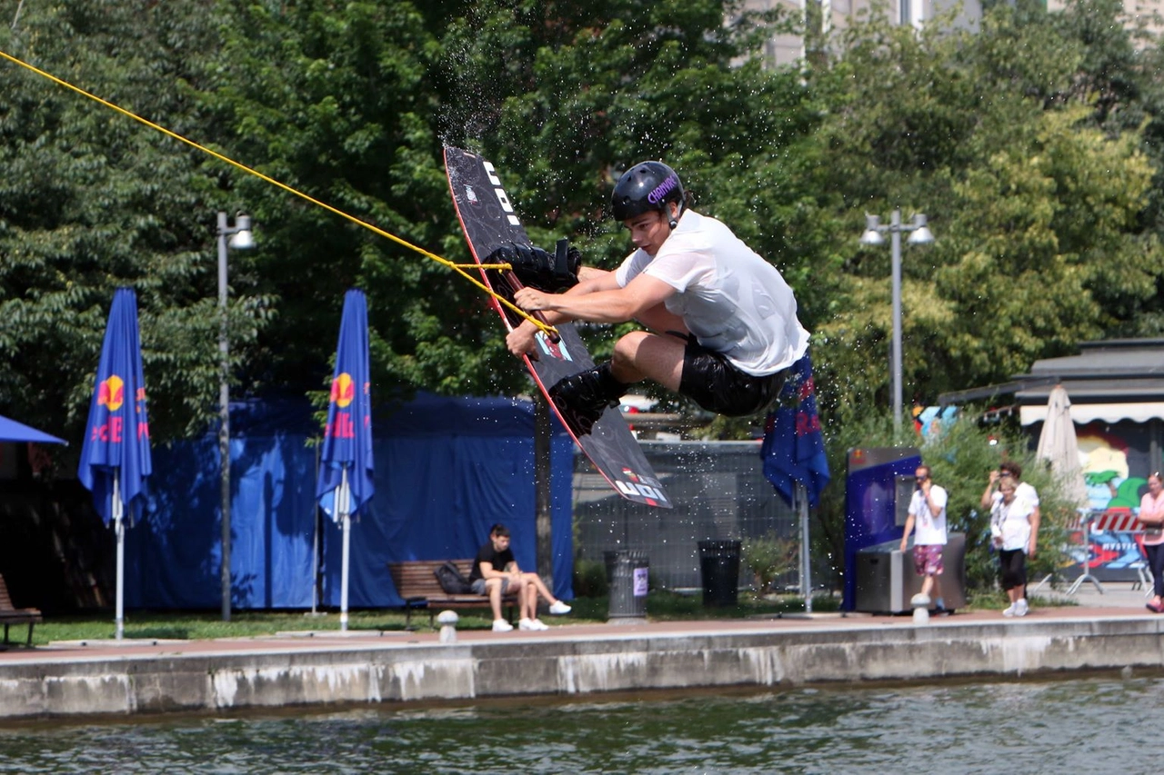 Le qualificazioni all'Idroscalo per la Red Bull Wake the City, che si terrà sabato in Darsena