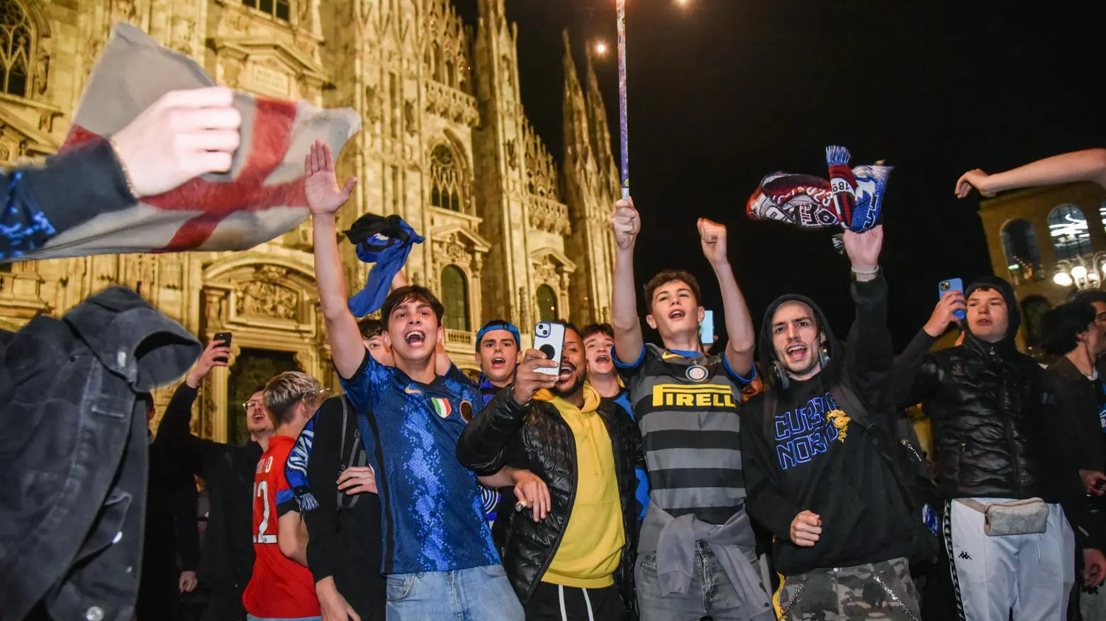 Festeggiamenti dei tifosi interisti in piazza Duomo dopo la semifinale di Champions vinta contro il Milan