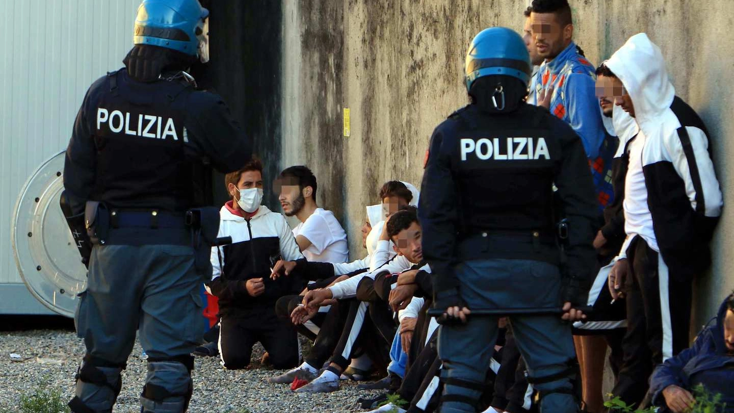 Polizia e stranieri al Cpr di via Corelli