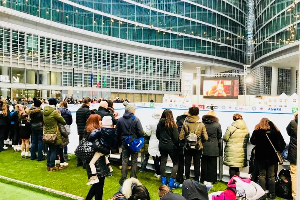 Pista di pattinaggio in piazza Città di Lombardia (Foto Facebook)