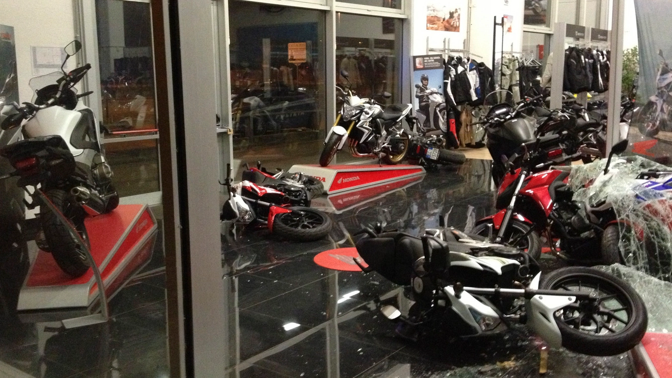RAID Il negozio danneggiato con i vetri rotti e le moto a terra (Cavalleri)