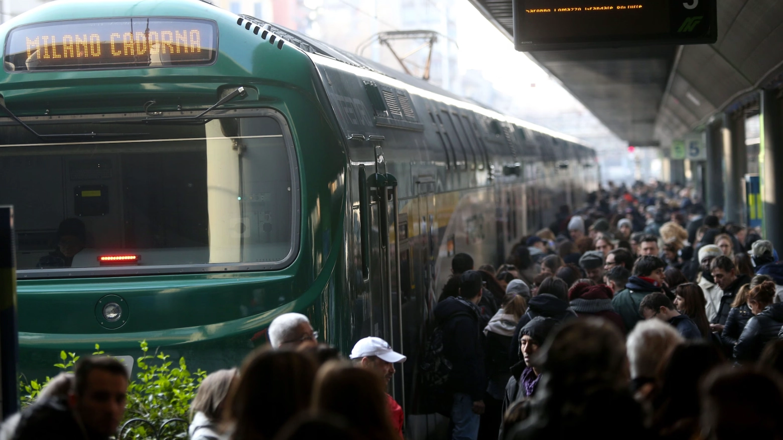 Pendolari lombardi alla stazione di Milano Cadorna