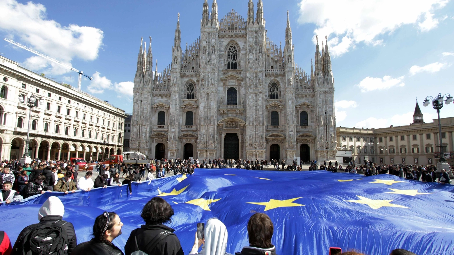 Bandiera dell'Europa srotolata in piazza Duomo