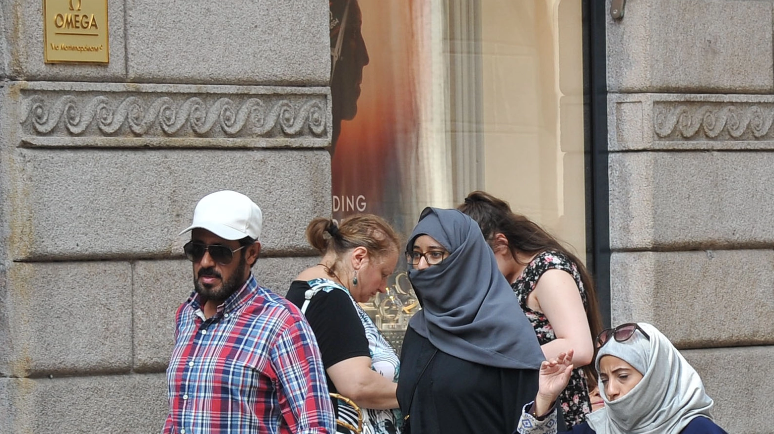Turisti arabi fanno shopping in via Montenapoleone