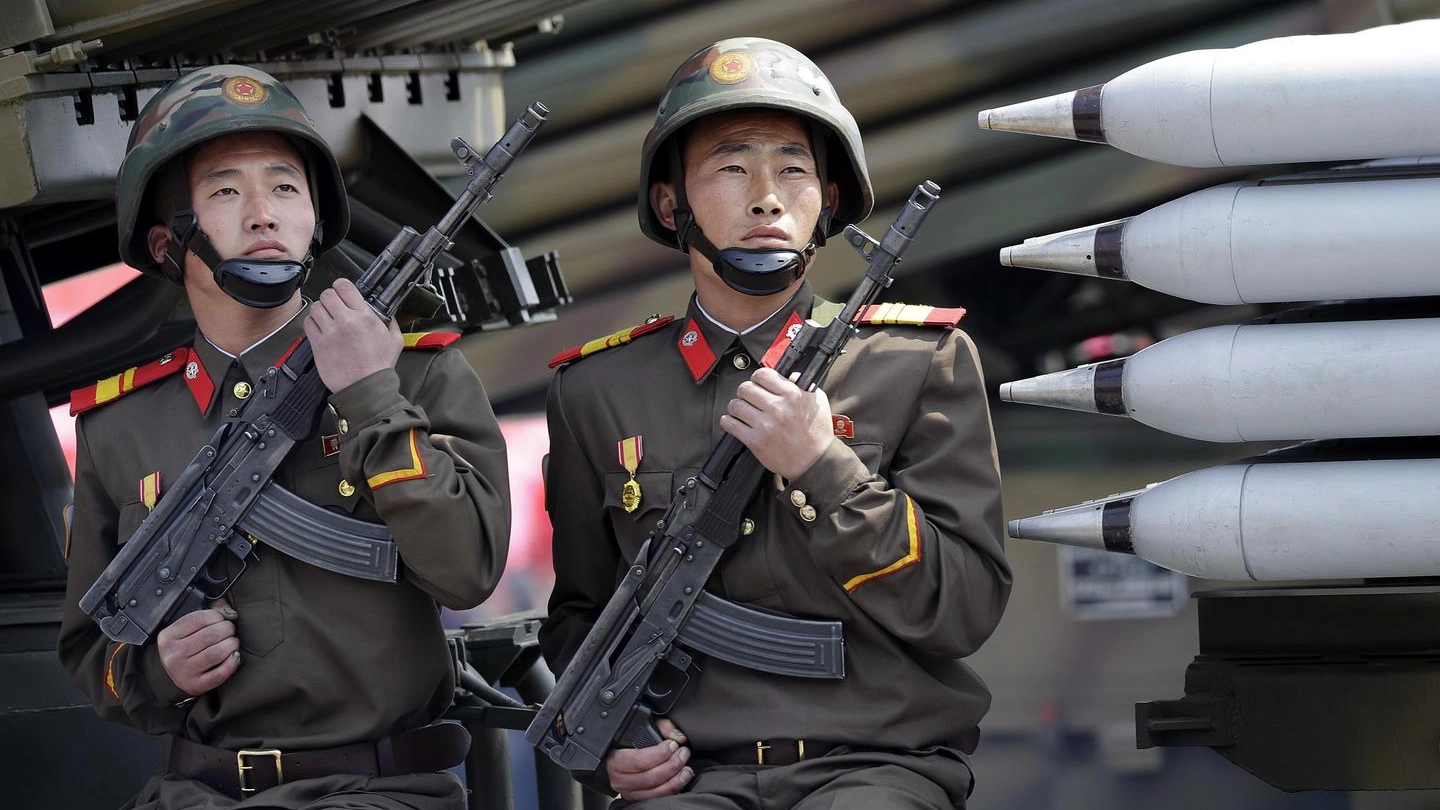 Soldati nordcoreani in parata a Pyongyang (Ansa)