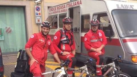 Una squadra in bicicletta della Croce Rossa