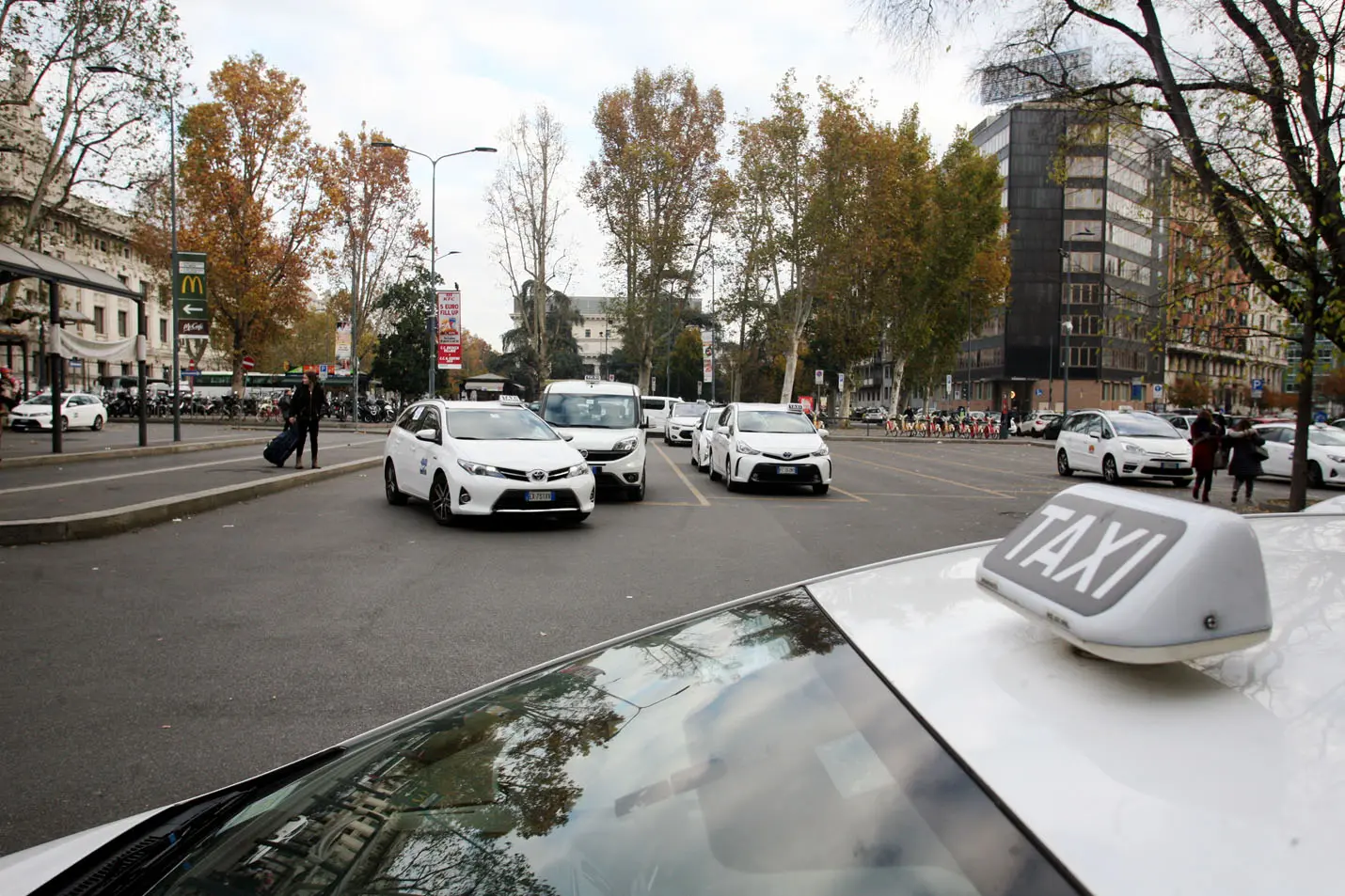 Sciopero dei taxi a Milano, garantiti 'servizi sociali'/ FOTO e VIDEO