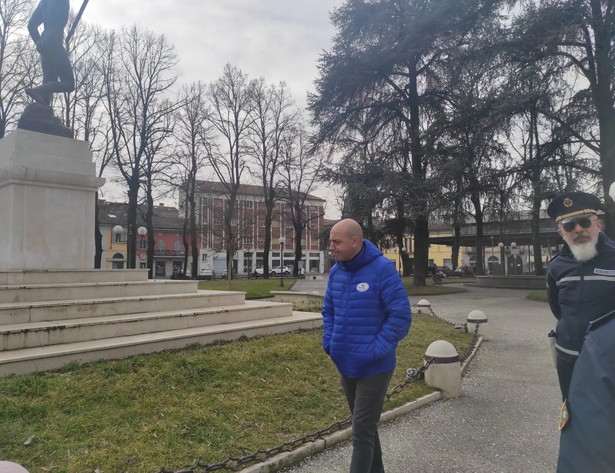 Codogno, vandalizzato il monumento ai Caduti: distrutti i faretti