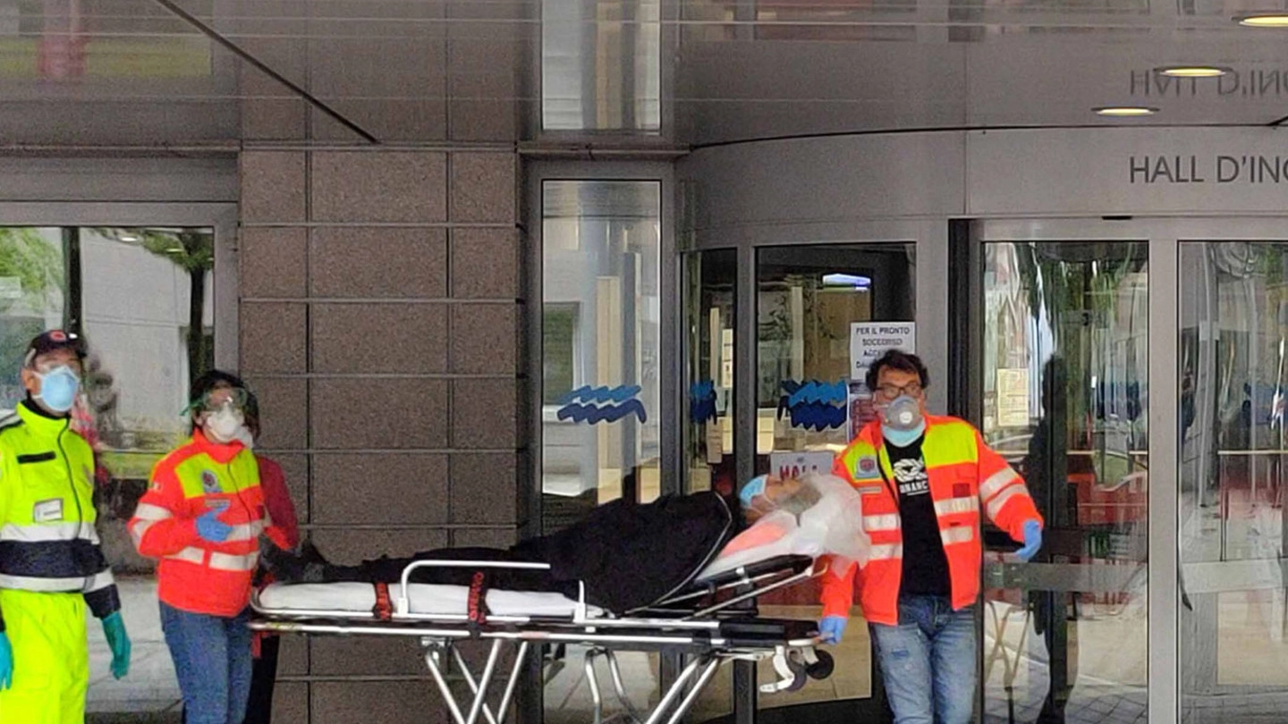 Paziente e soccorritori all’ingresso dell’ospedale Manzoni di Lecco