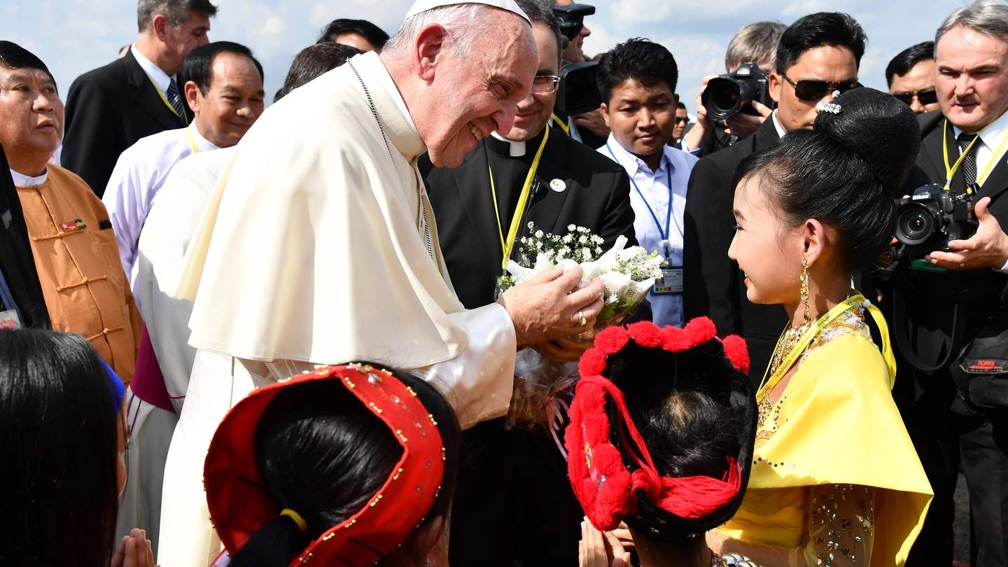 Papa arrivato in Myanmar (Afp)
