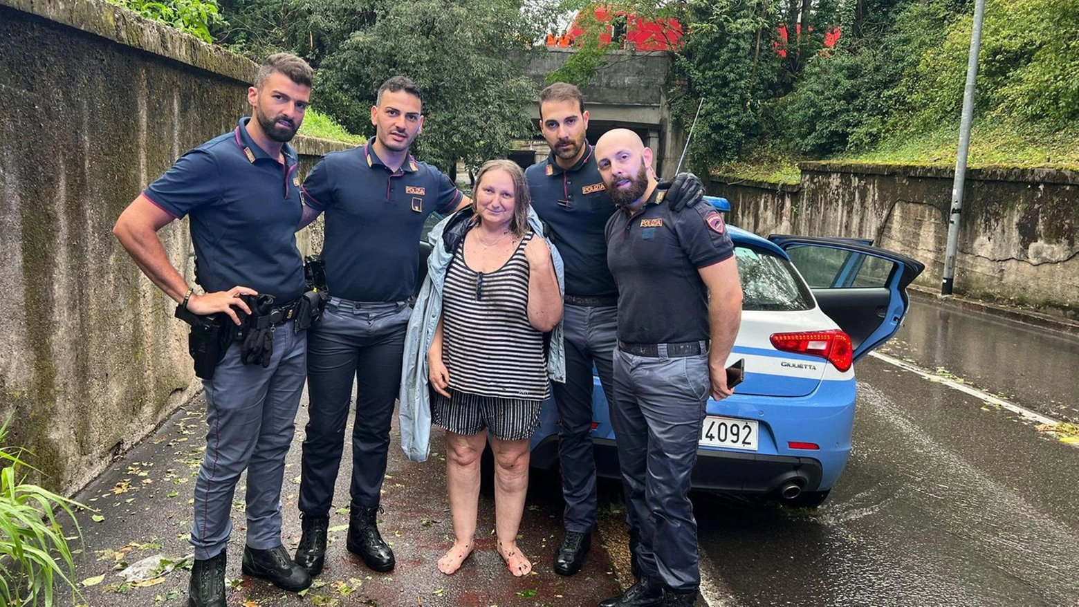 La donna salvata dai poliziotti nel sottopasso allagato