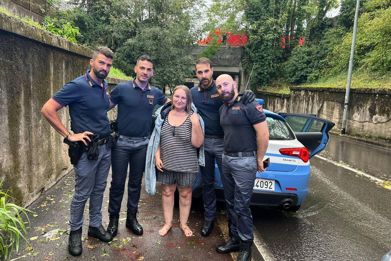 La donna salvata dai poliziotti nel sottopasso allagato