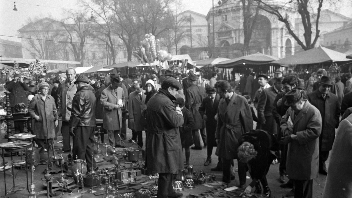 Un'immagine del mercatino negli anni sessanta