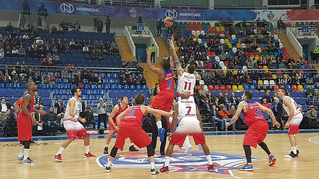 La palla a due del match di tra CSKA e Olimpia