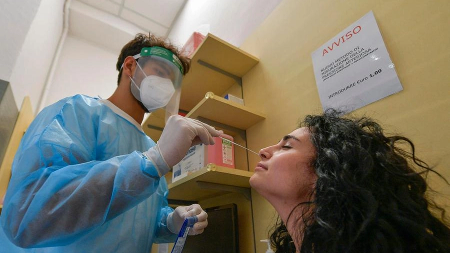 Un test del coronavirus: per i profughi ucraini saranno gratis