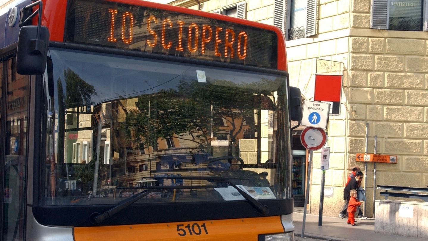 Uno sciopero dei bus (foto Ansa)