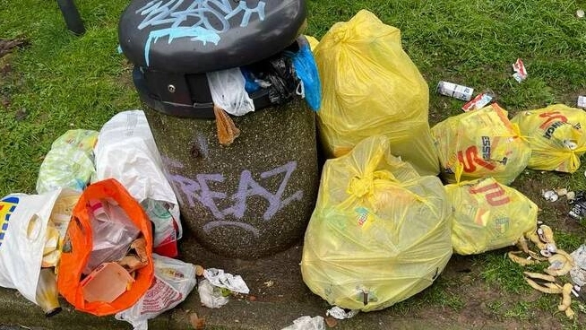 Cestini usati come cassonetti a Legnano Cestini usati come cassonetti a Legnano