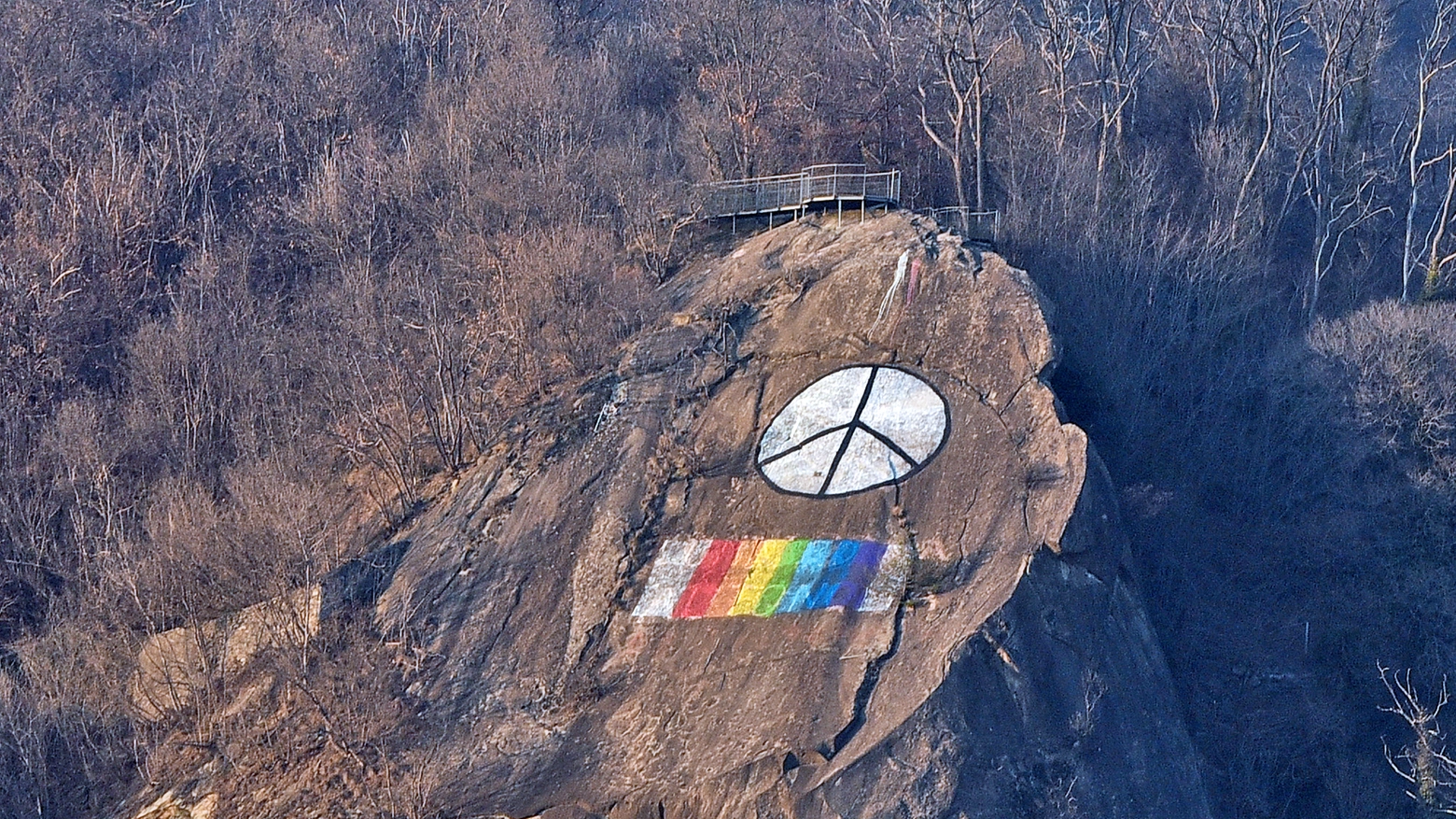 La bandiera della pace sul roccione di Camerlata