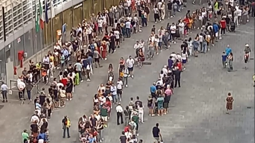 Il serpentone di persone in coda per salire al Belvedere i Palazzo Lombardia