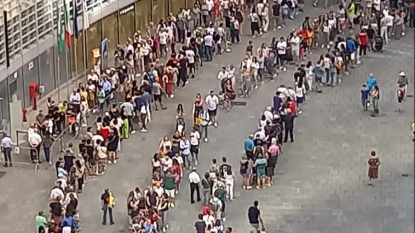 Il serpentone di persone in coda per salire al Belvedere i Palazzo Lombardia Il serpentone di persone in coda per salire al Belvedere i Palazzo Lombardia