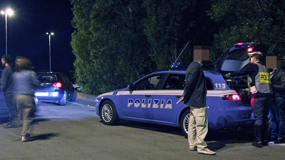 Rapinano un ragazzino di 16 anni. Due finiscono in manette Rapinano un ragazzino di 16 anni. Due finiscono in manette