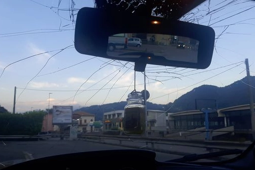 Un lunotto distrutto da un sasso lanciato sulla SS 671 in Valle Seriana (foto FB)