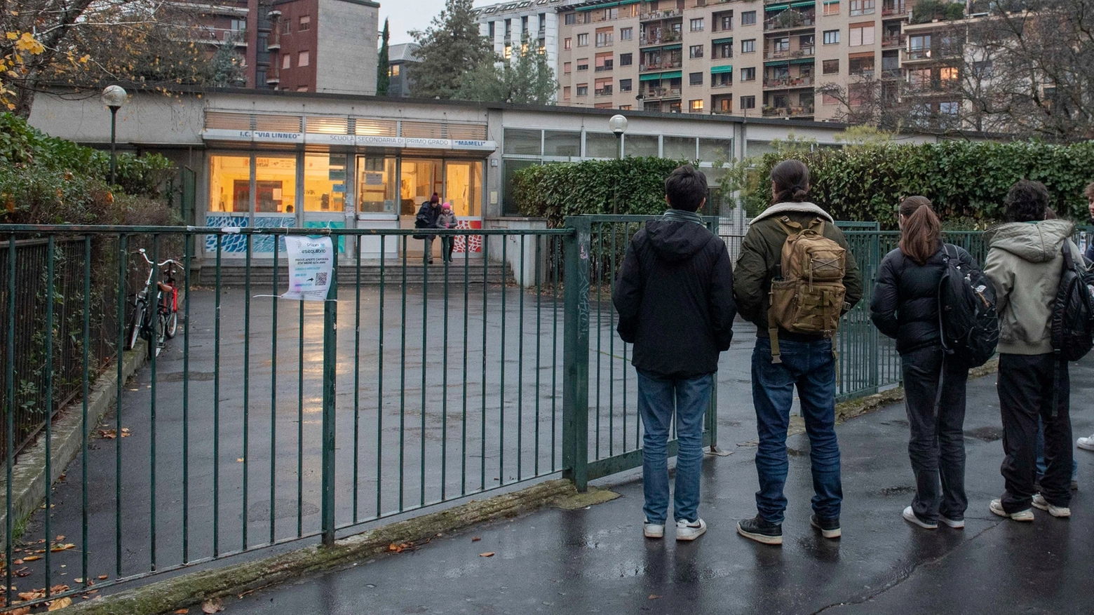 Studenti fuori dalla scuola Mameli di via Linneo (Foto Fasani)