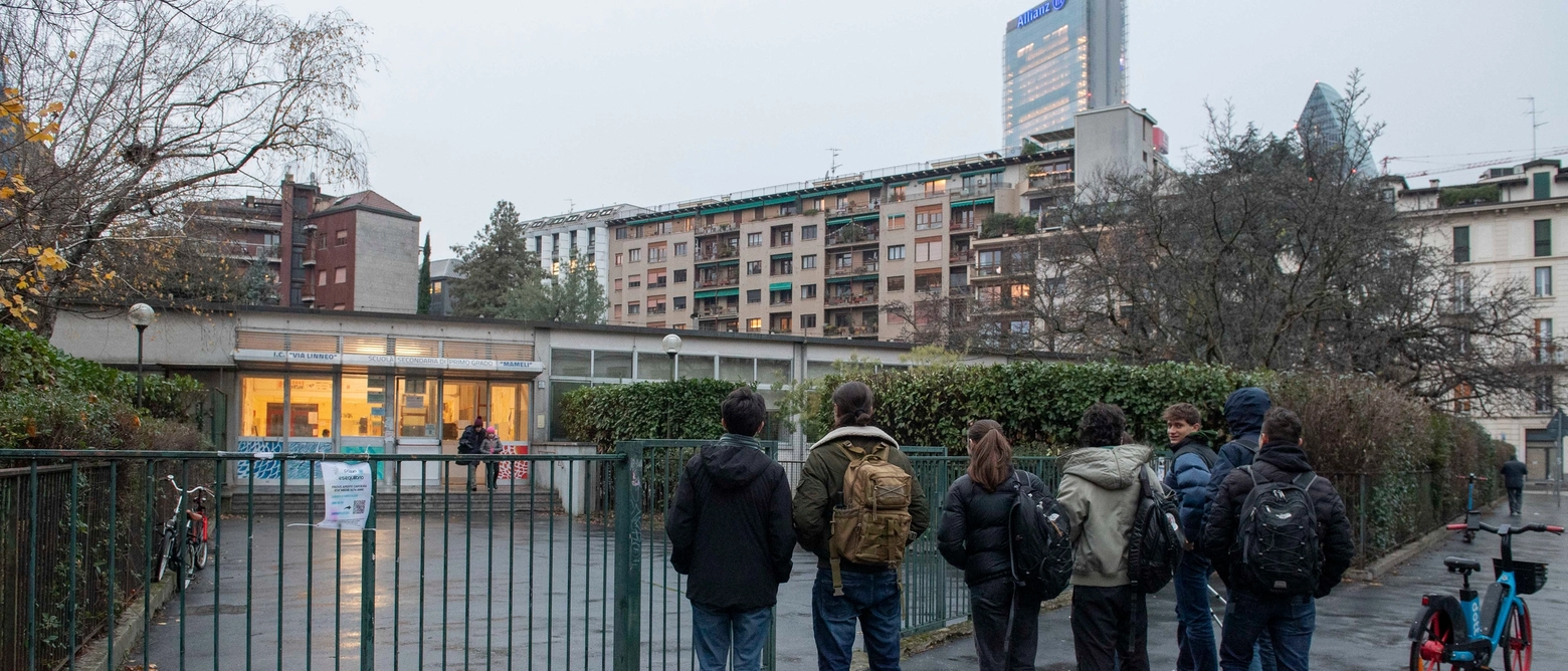 Milano, emergenza nell’istituto di via Linneo, tra Sempione e CityLife: scatta lo sciopero bianco dei professori. Il Comune: “Derattizzazione in corso”