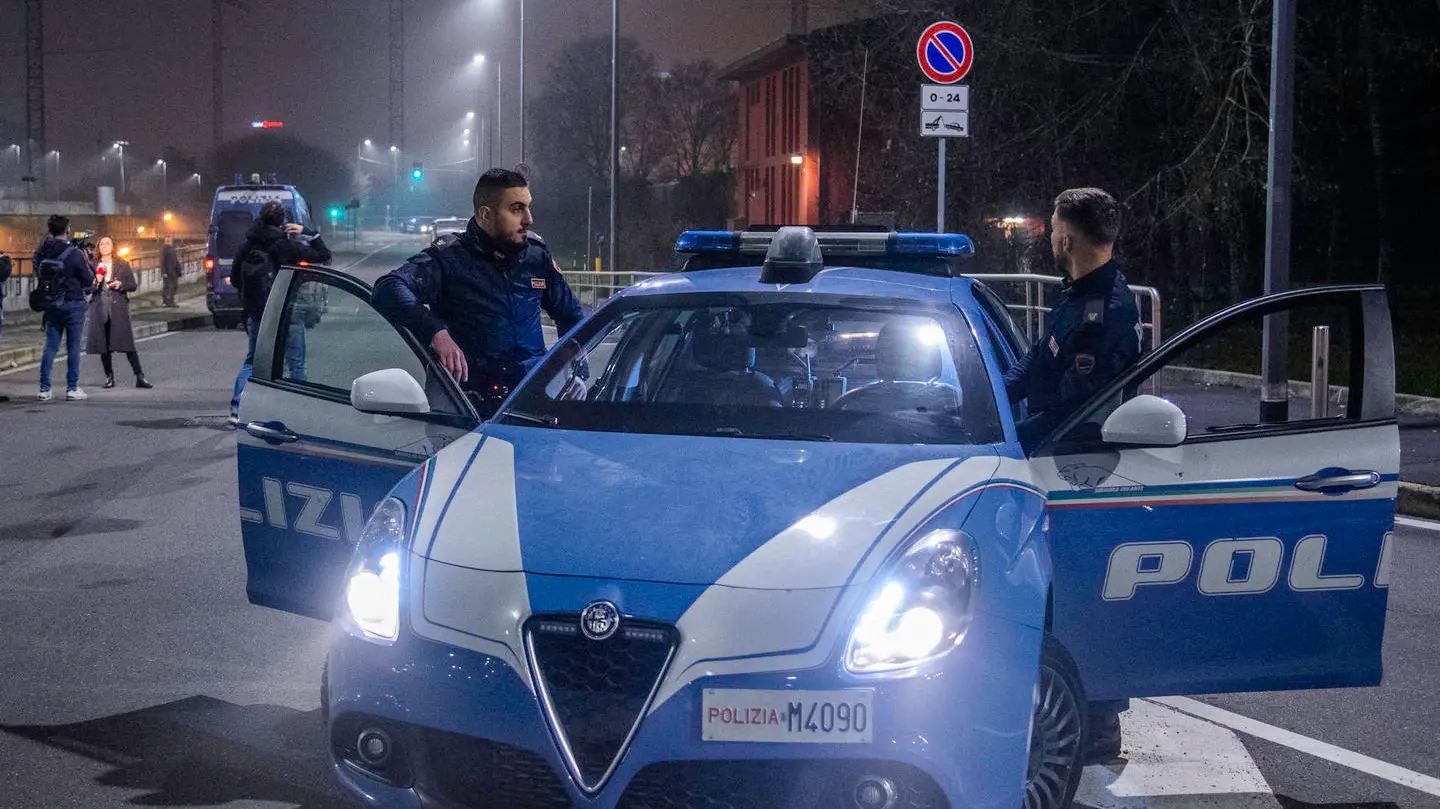 In via Baroni sono intervenuti gli agenti delle Volanti In via Baroni sono intervenuti gli agenti delle Volanti