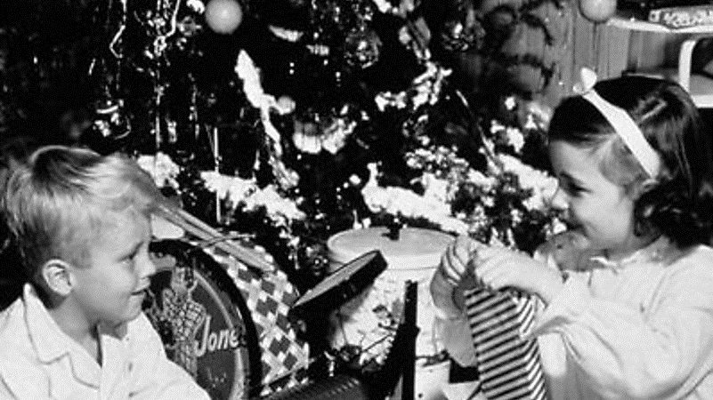 I regali scartati sotto l'albero di Natale come da tradizione 