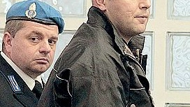 Ruslan Cojocaru, accusato dell'omicidio di Brusio, in tribunale con un agente della penitenziaria