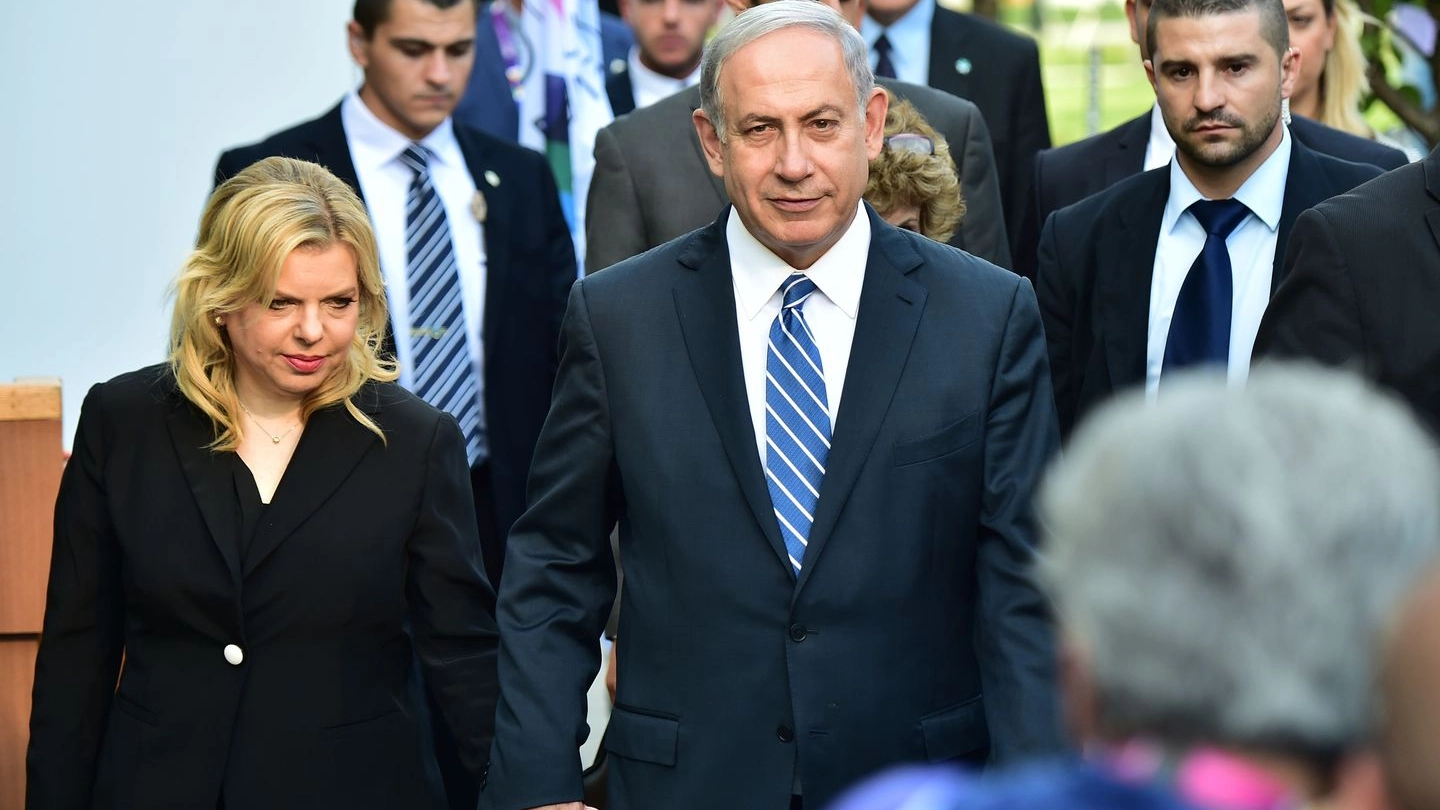 Benjamin Netanyahu arriva a Expo con la moglie Sara
