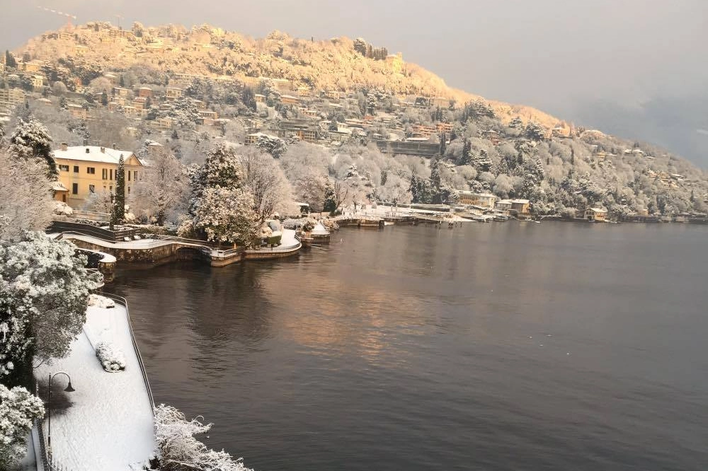 Il lungolago di Como innevato