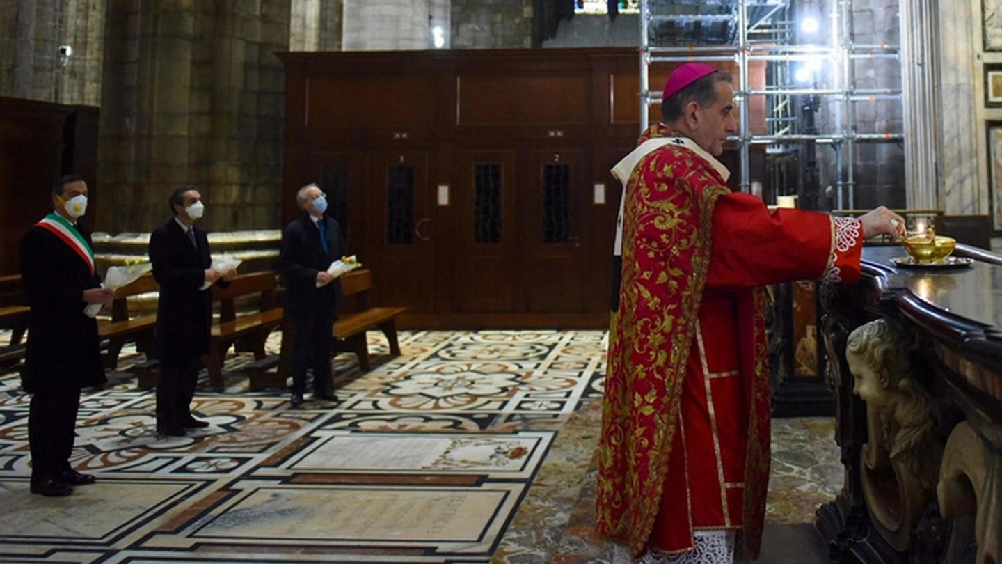 Primo a sinistra, Beppe Sala alla messa in Duomo con la mascherina